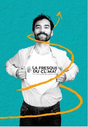 Imagem de um homem a abrir uma camisa abotoada para revelar uma t-shirtcom as palavras "la fresque du climat".