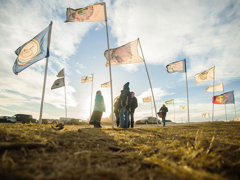 Banderas ondeando en el campamento Oceti Sakowin cerca de Cannonball,North Dakota